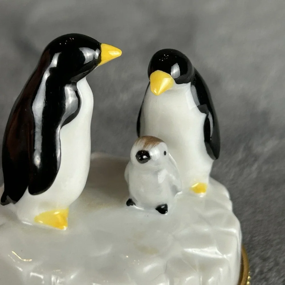 Vintage Penguin Family Porcelain Hinged Trinket Box Iceberg Gold Tone Clasp